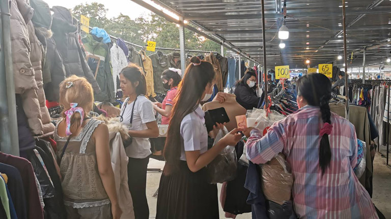 หนาวมาเร็วกว่าทุกปี! แม่ค้าเสื้อกันหนาวภาคเหนือคึกคัก คาดขายดีต่อเนื่องยาวถึงต้นปีหน้า